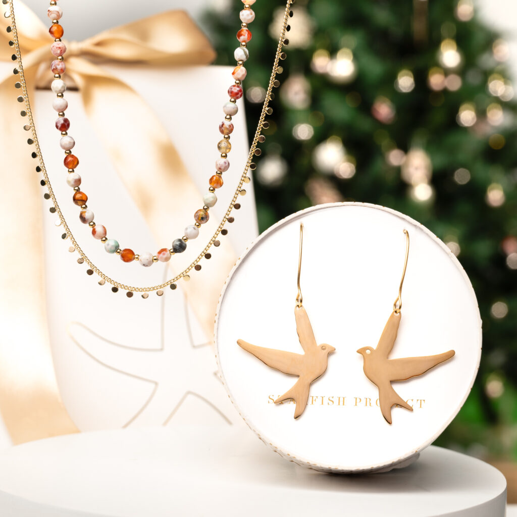 This is a Starfish Project gift set with dove earrings to represent good on you brands.